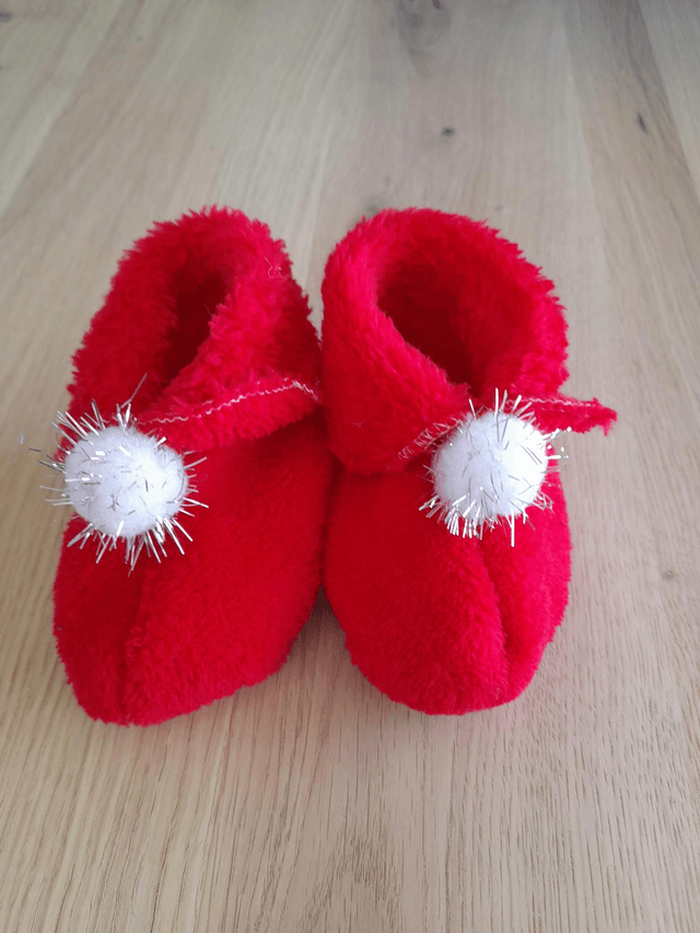 Chaussons bébé rouges à pompons blancs